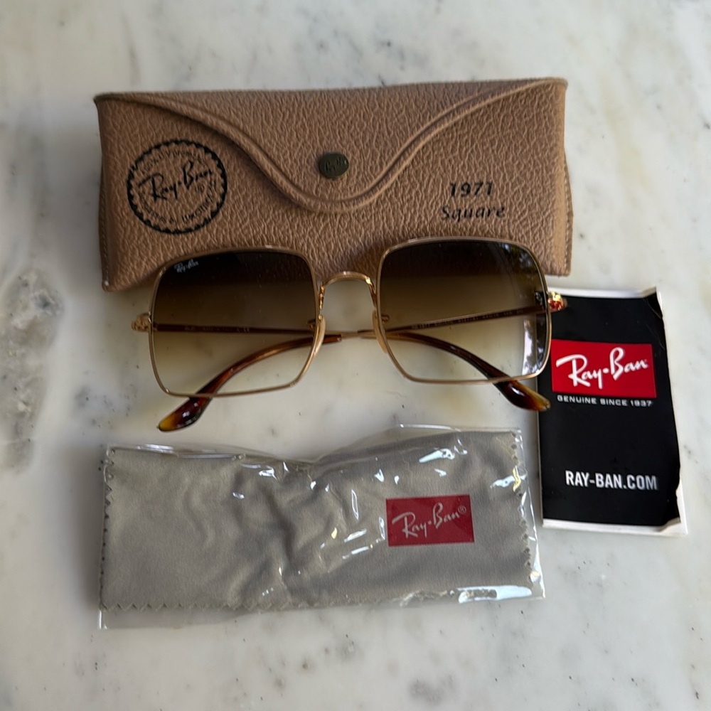 Ray-Ban 1971 Square. Gold withe gradiant brown lens Never Worn!